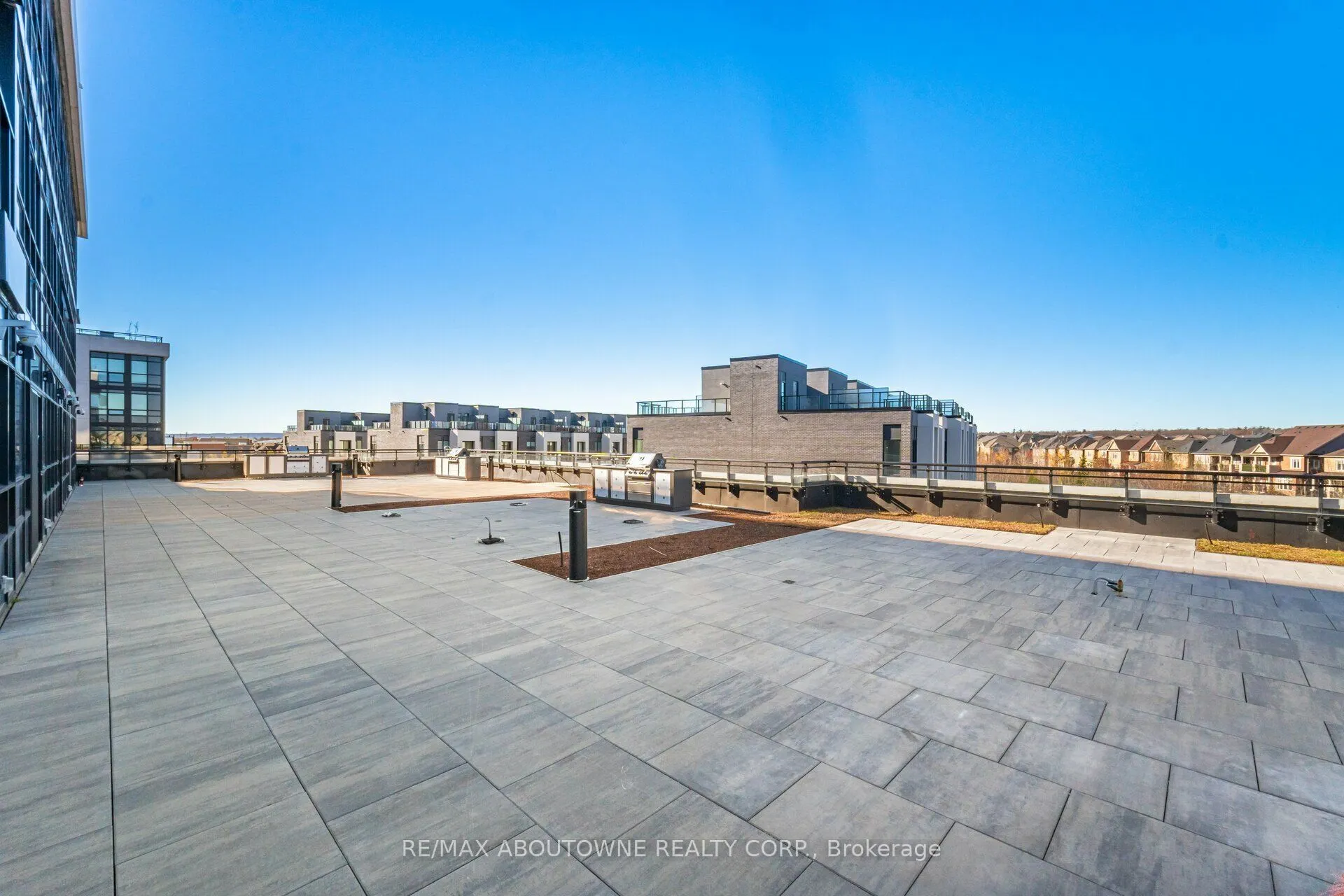 395 Dundas Street W, #105