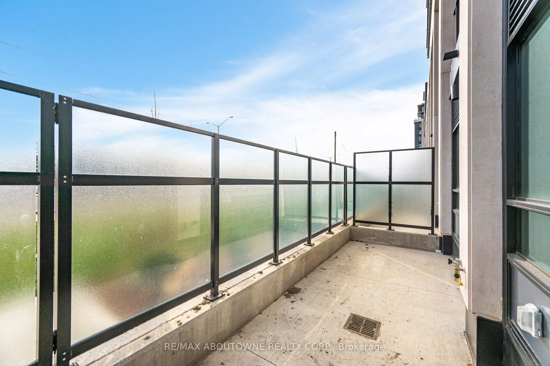 395 Dundas Street W, #105