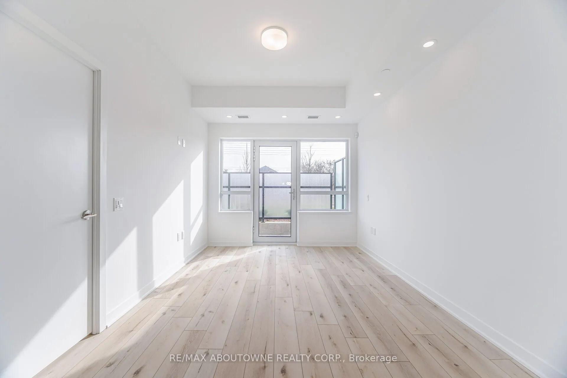 395 Dundas Street W, #105
