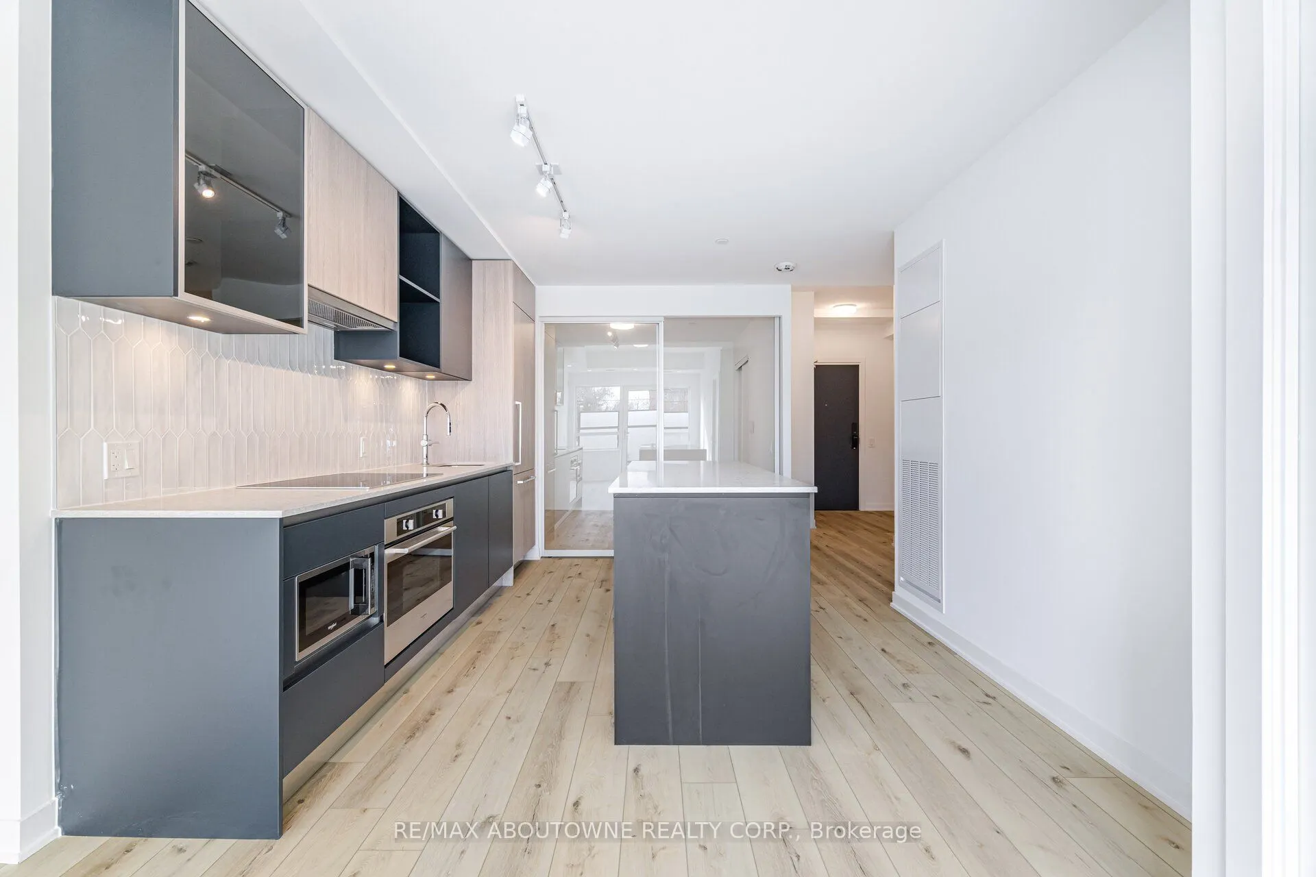 395 Dundas Street W, #105
