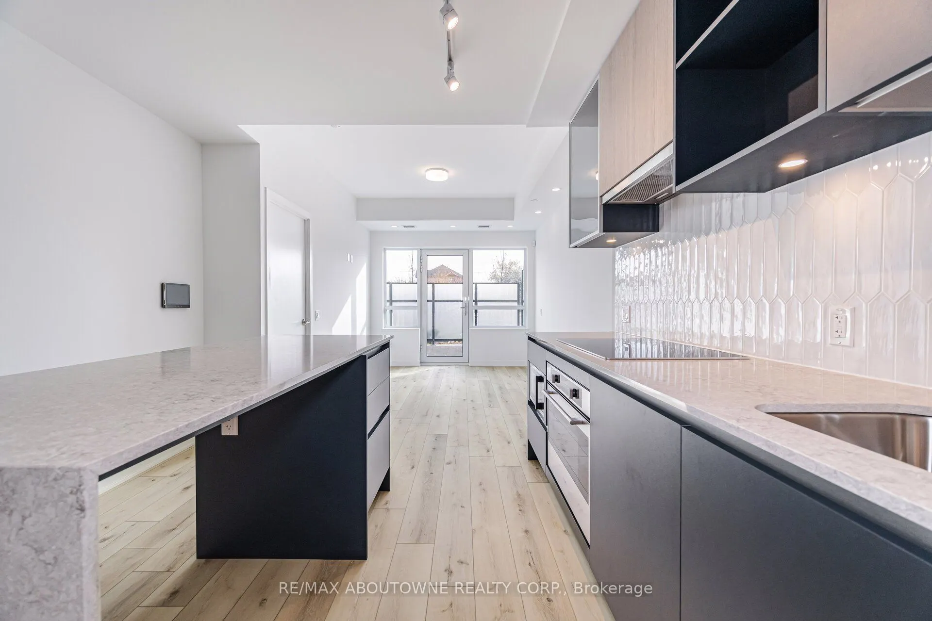 395 Dundas Street W, #105