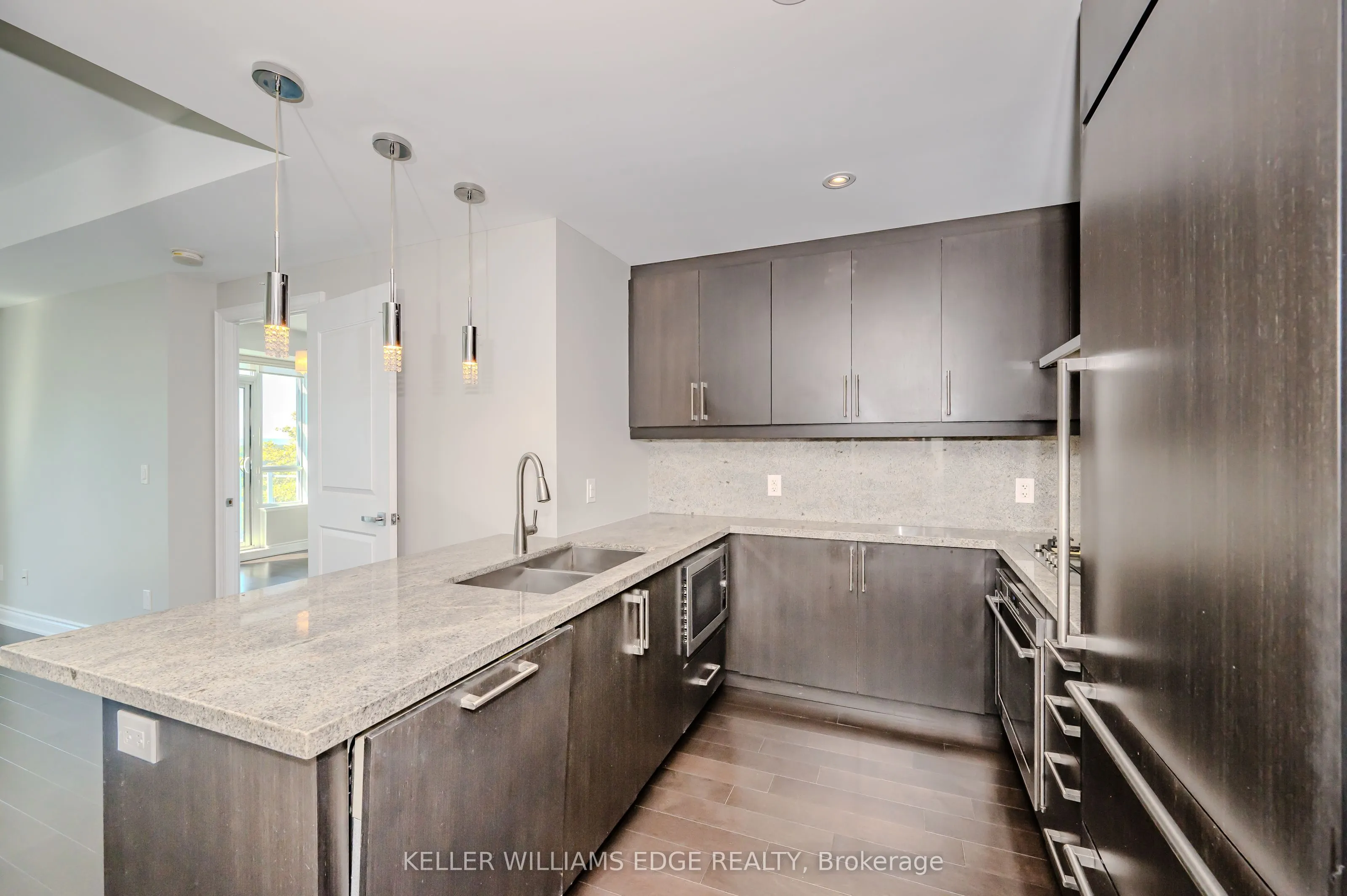 3500 Lakeshore Road W, #808