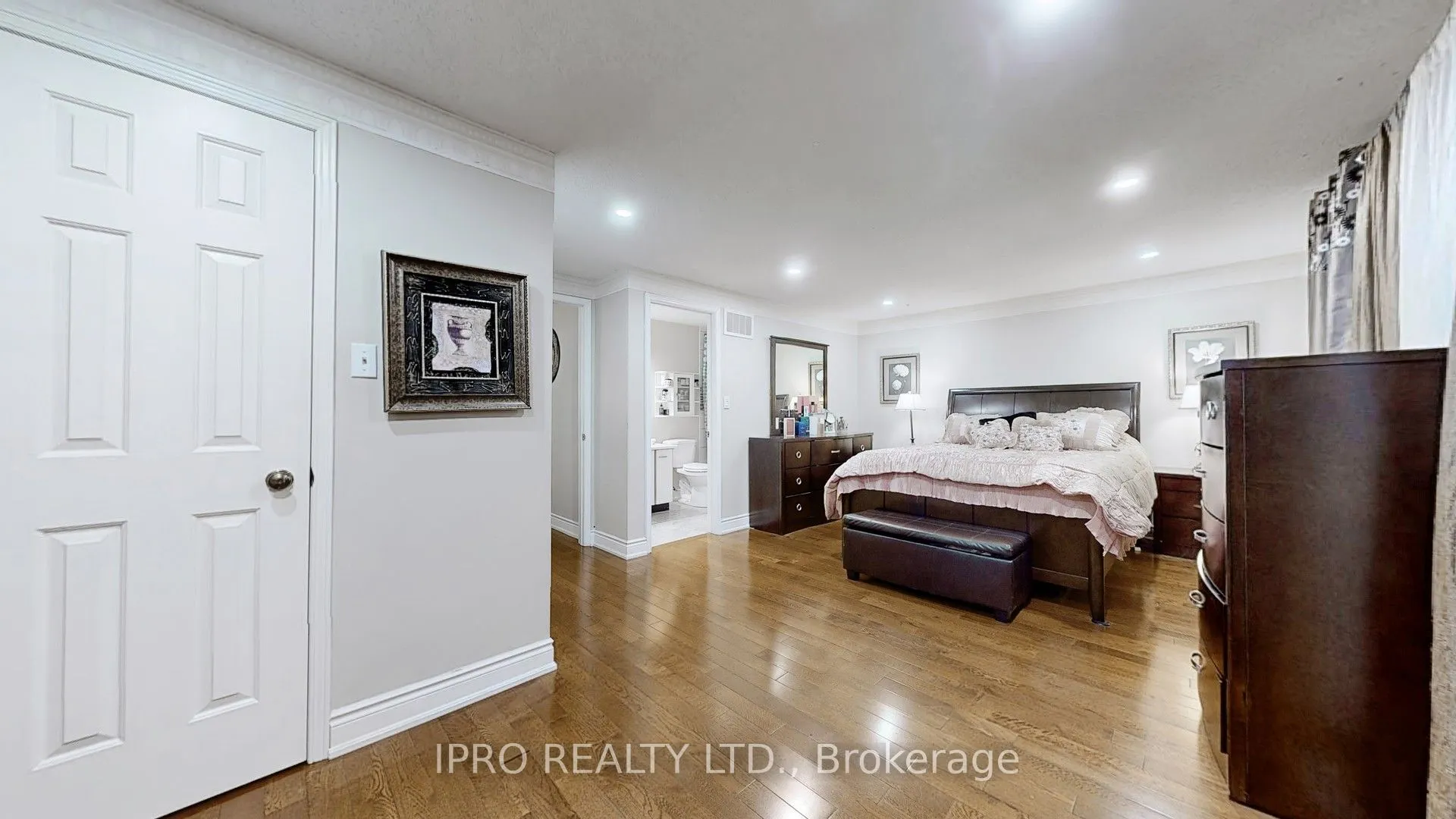 2798 Lindholm Crescent
