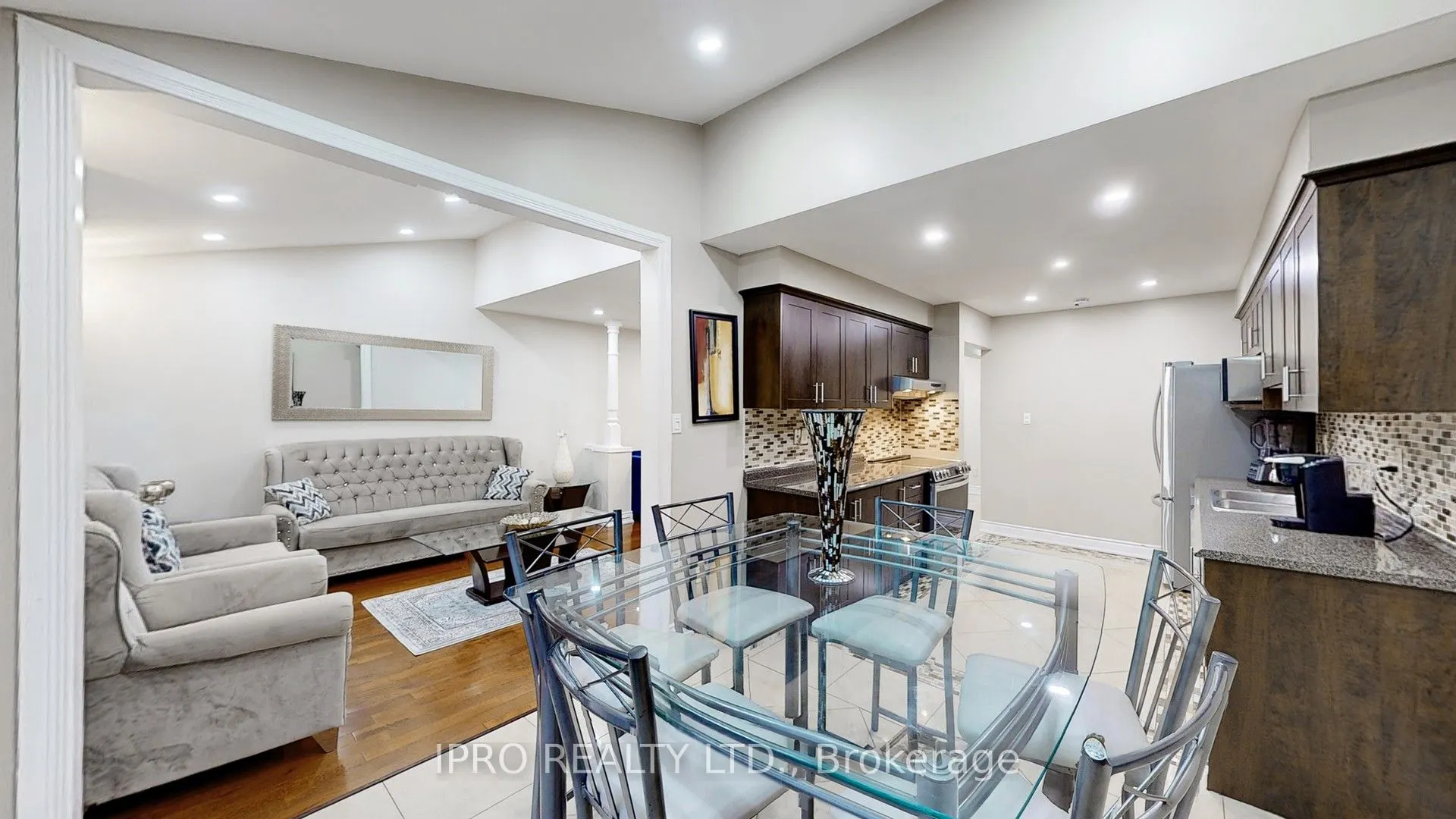 2798 Lindholm Crescent