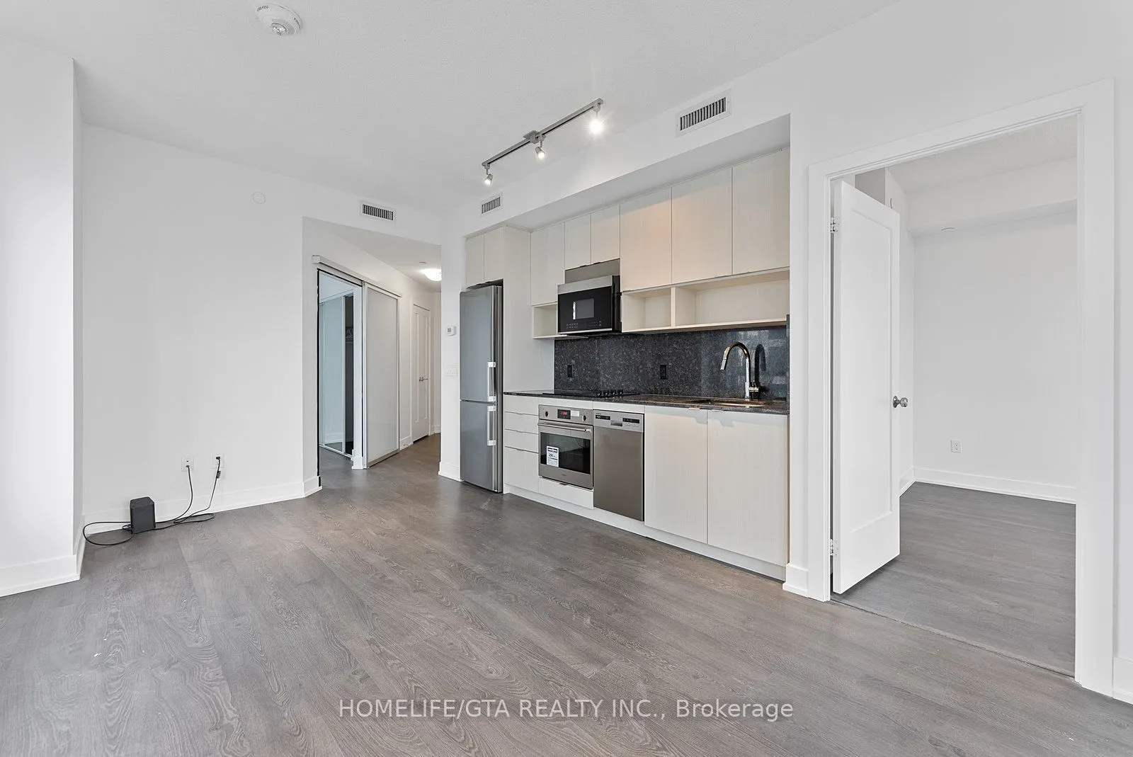7 Mabelle Avenue, #4004