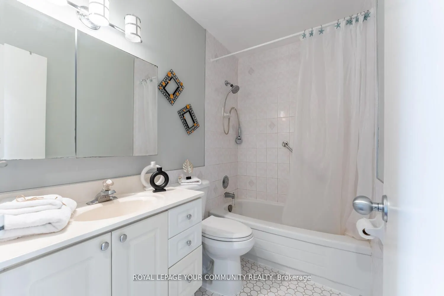 15 Elizabeth Street N #704