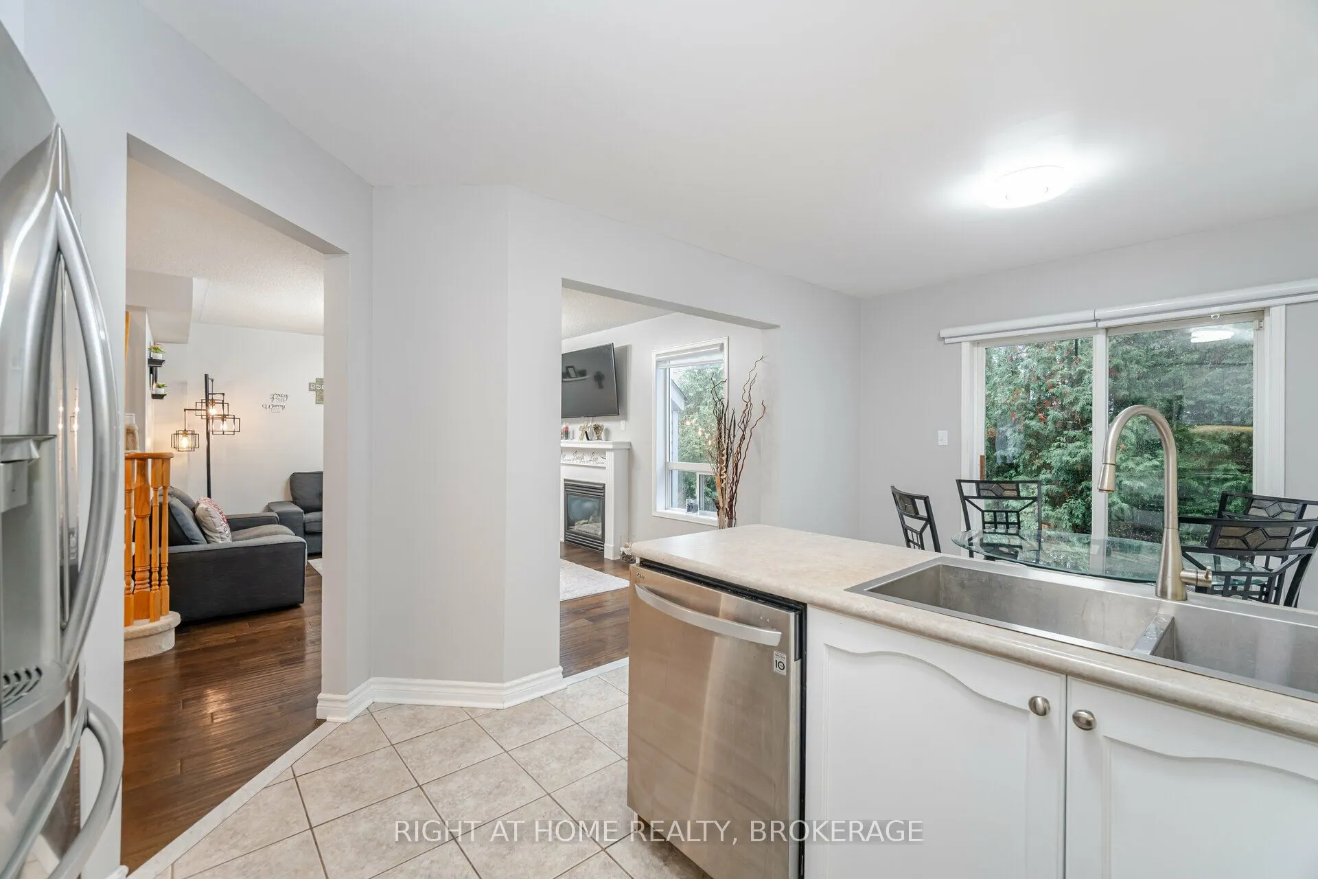 1190 Fox Crescent