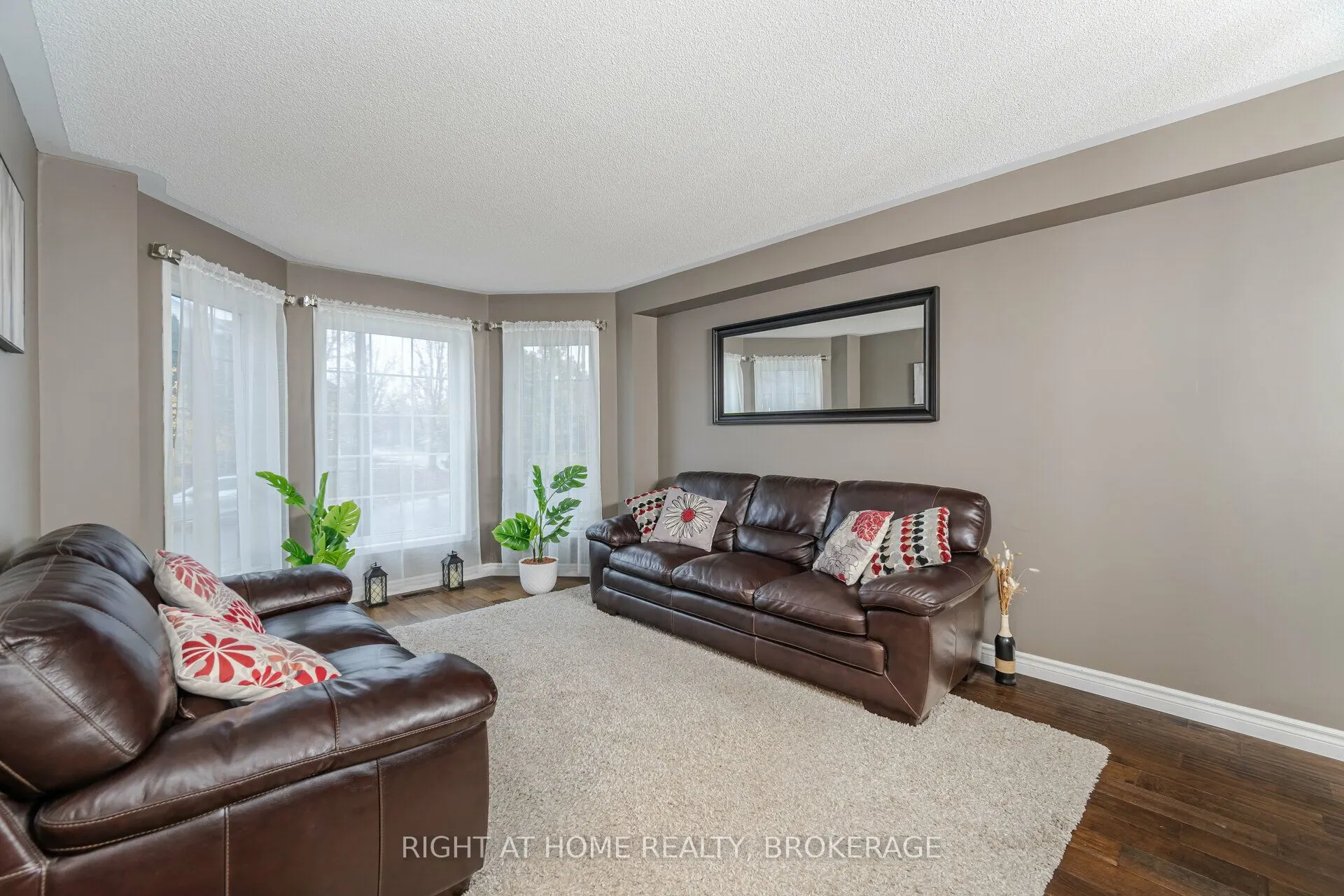 1190 Fox Crescent
