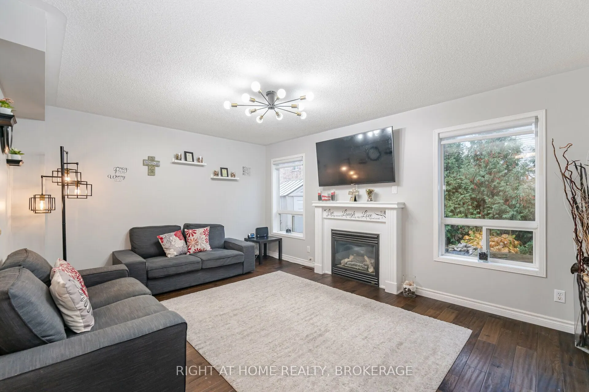 1190 Fox Crescent