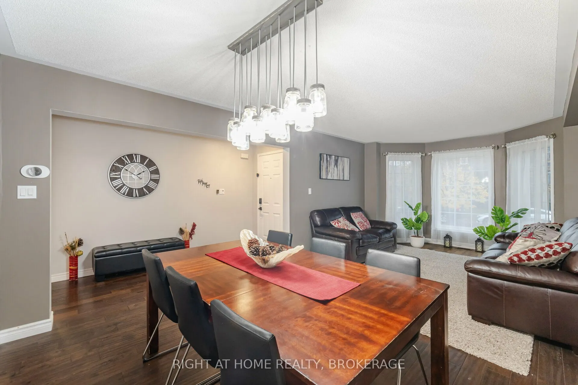 1190 Fox Crescent