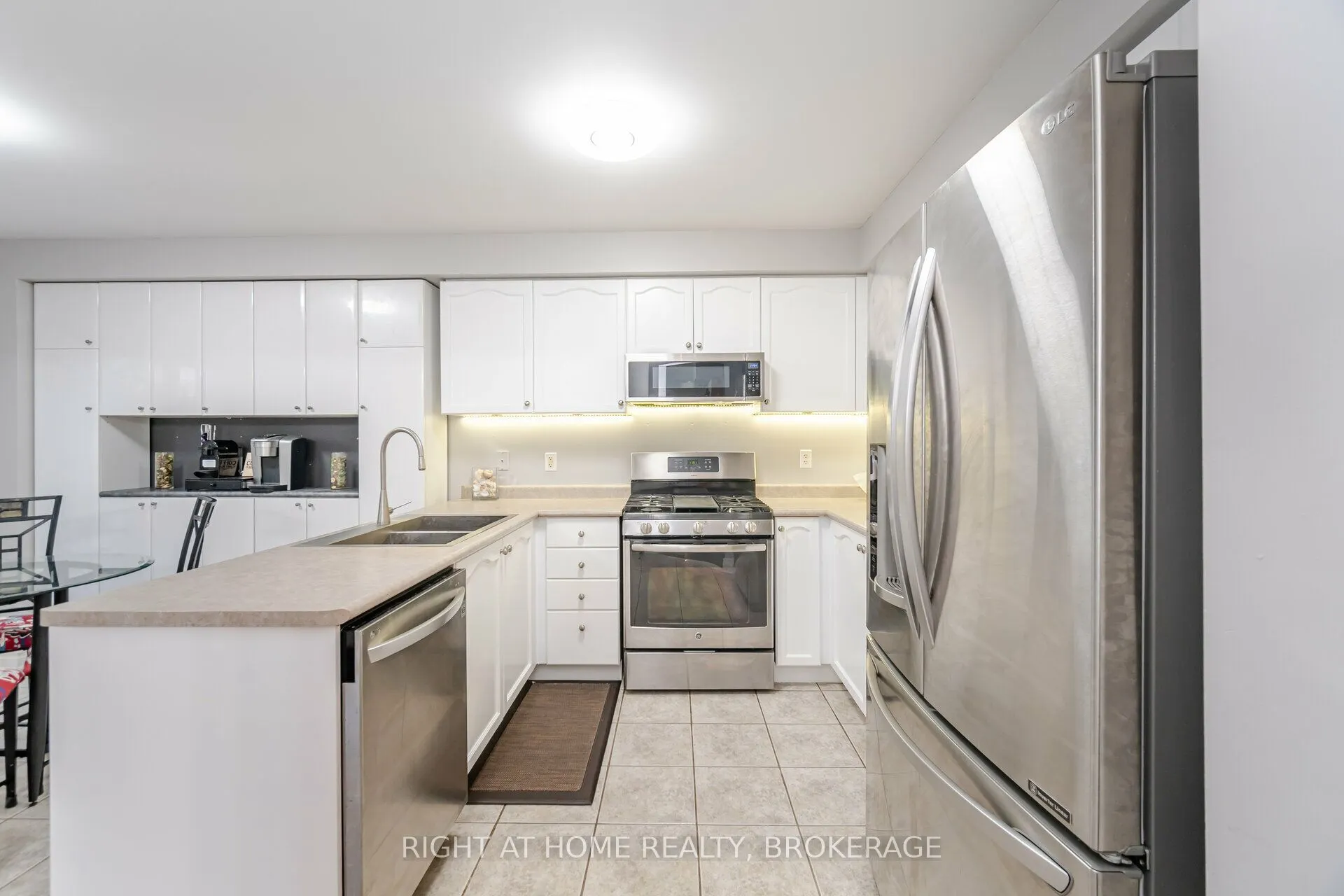 1190 Fox Crescent