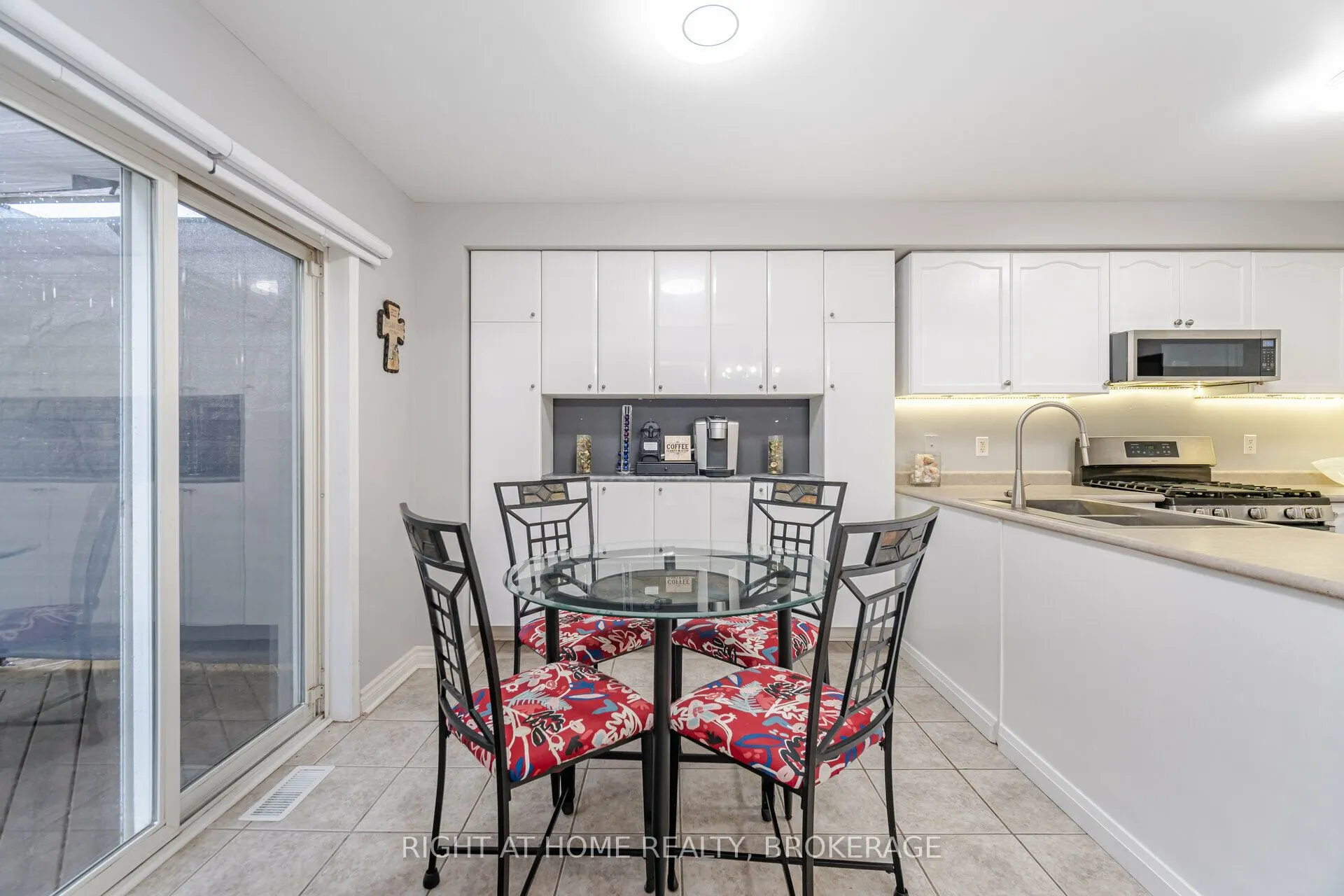 1190 Fox Crescent