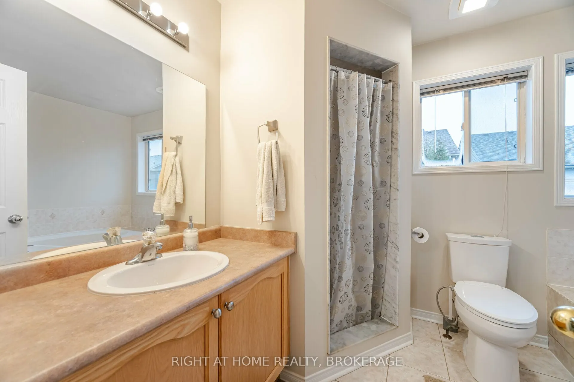 1190 Fox Crescent