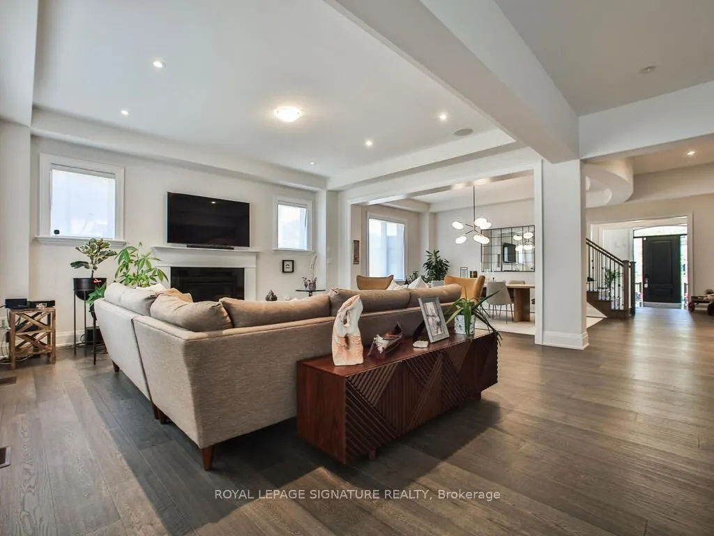 2302 Hyacinth Crescent