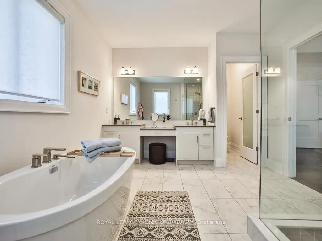 2302 Hyacinth Crescent