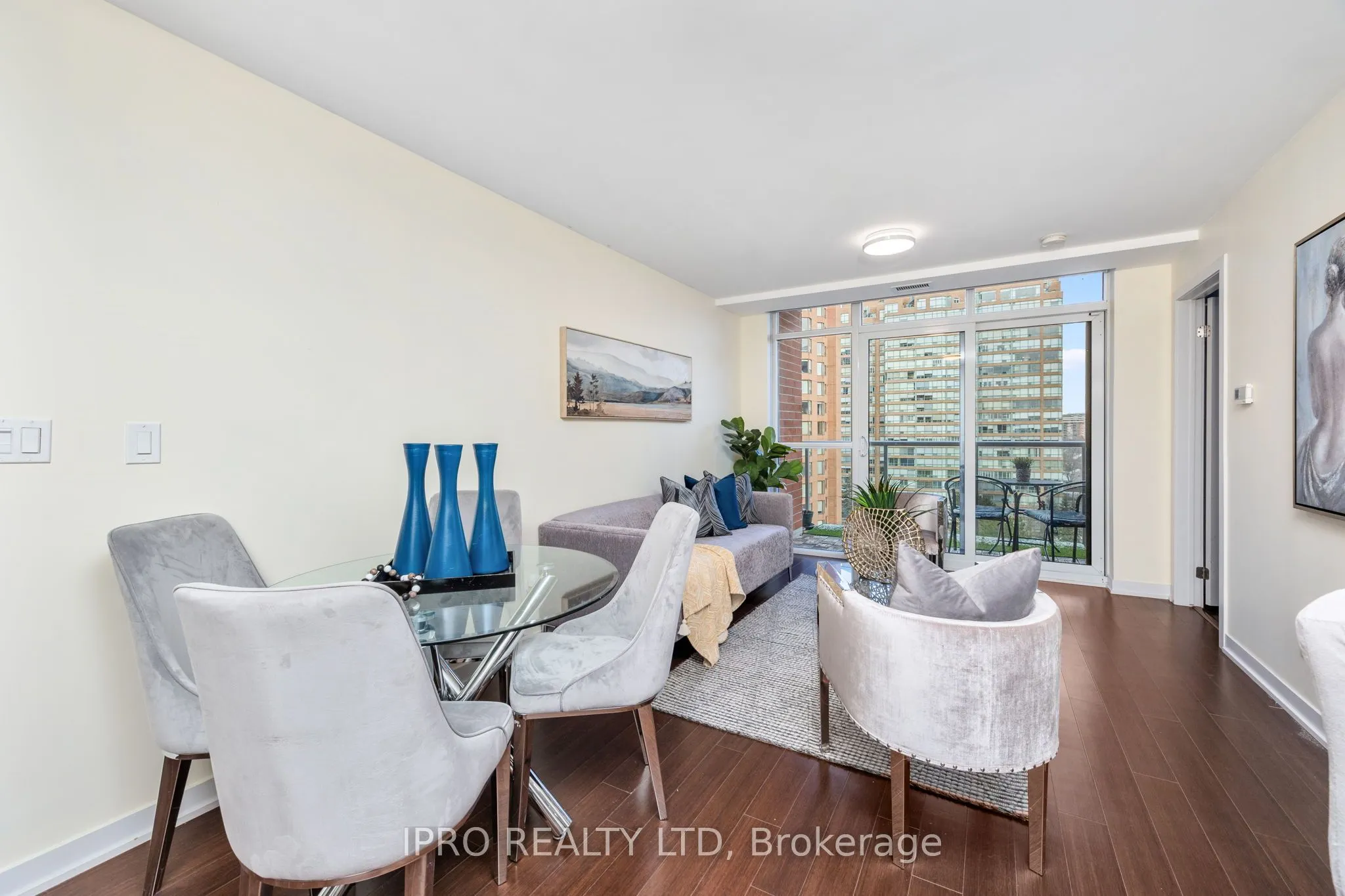 551 Maple Avenue, #814
