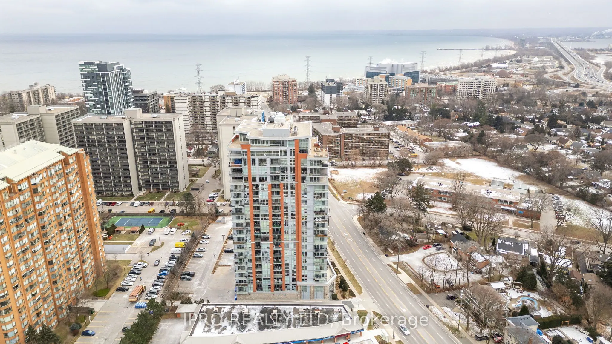 551 Maple Avenue, #814