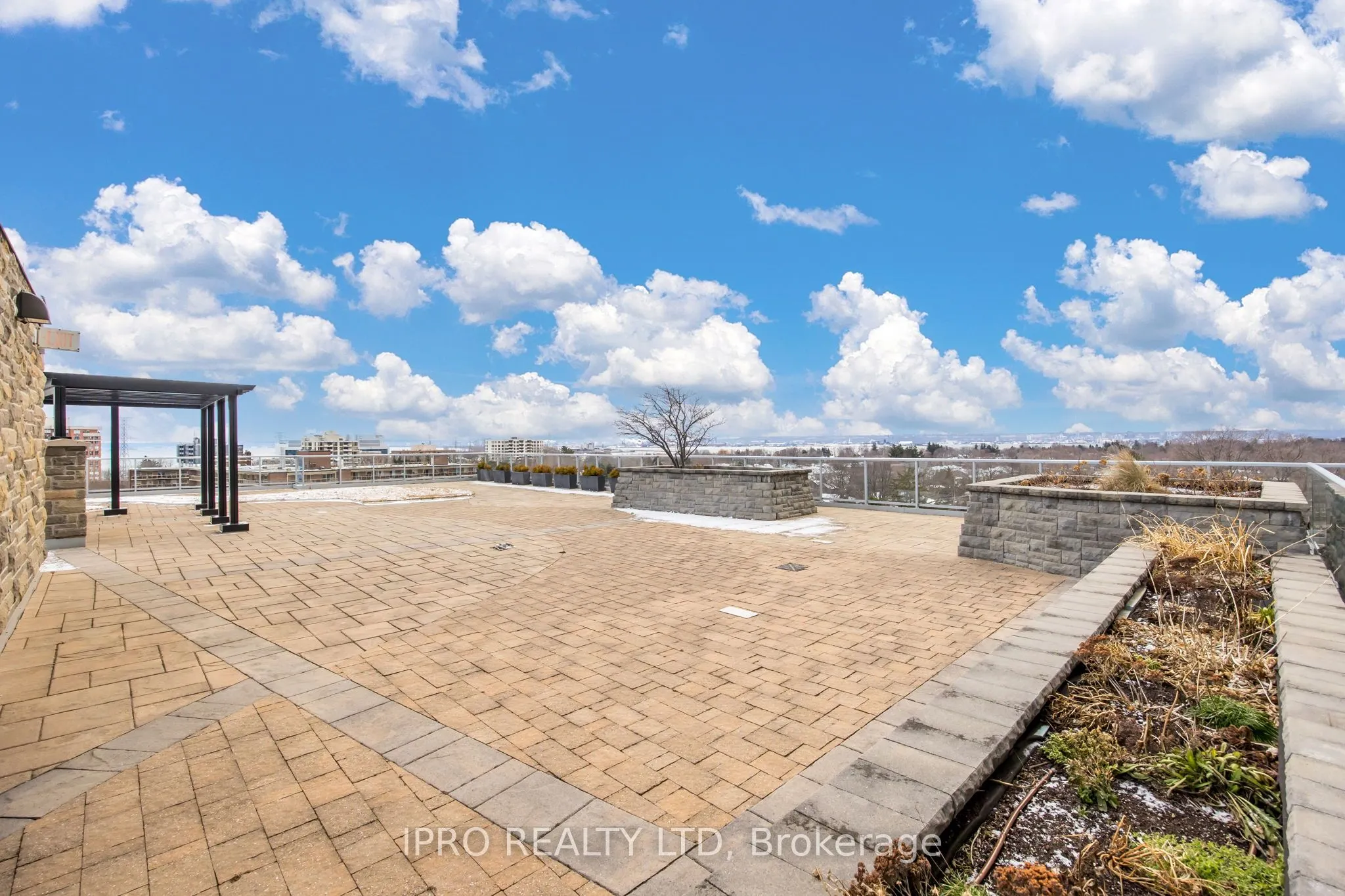 551 Maple Avenue, #814