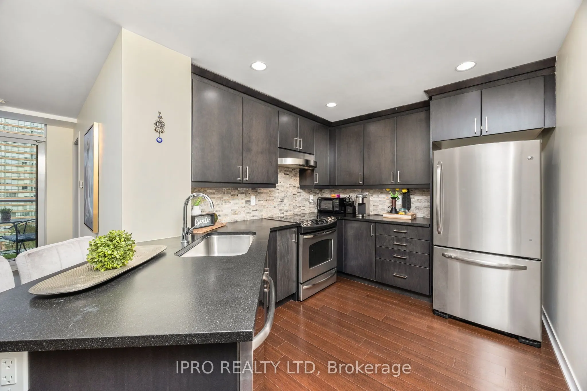 551 Maple Avenue, #814