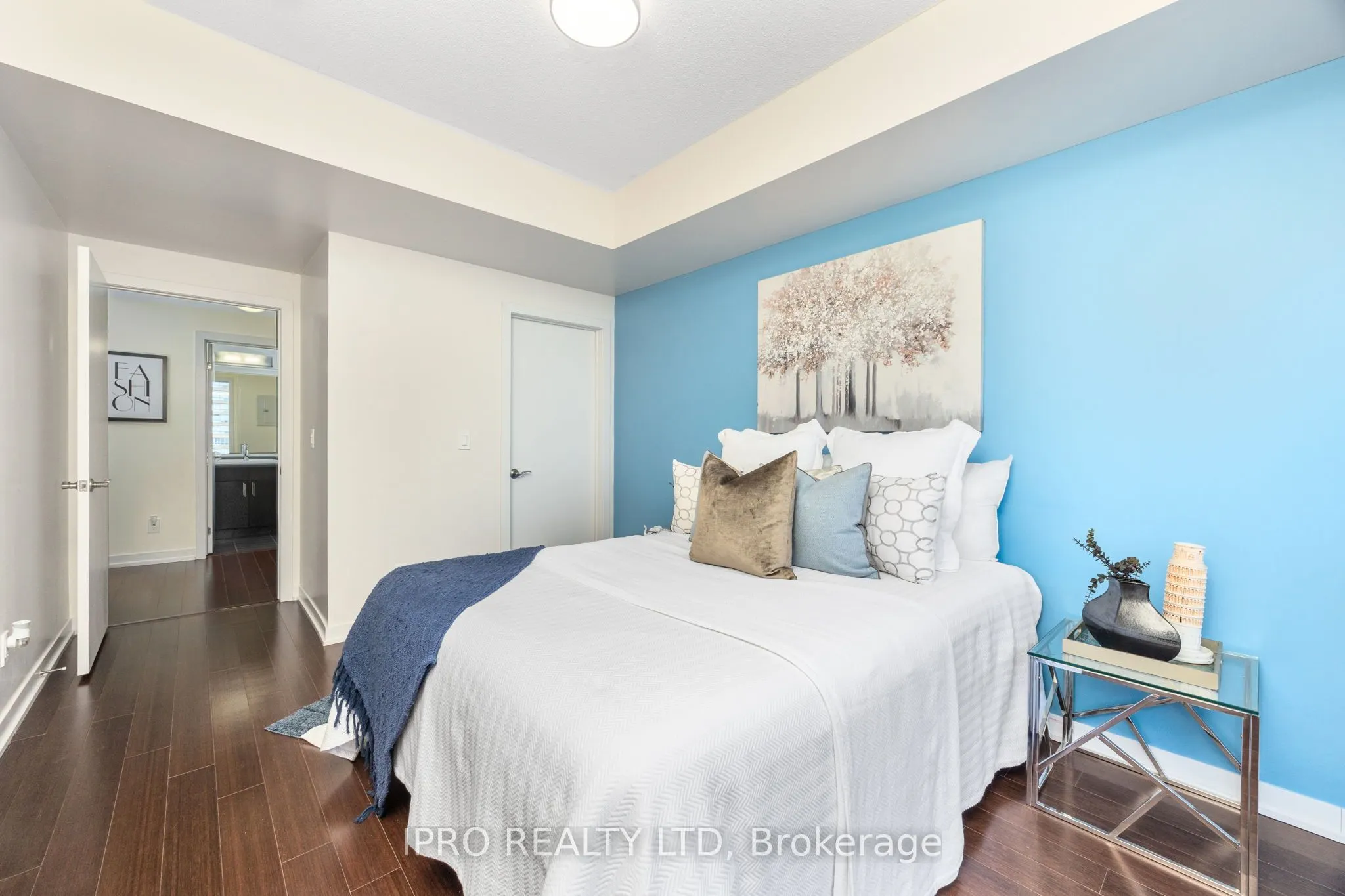 551 Maple Avenue, #814