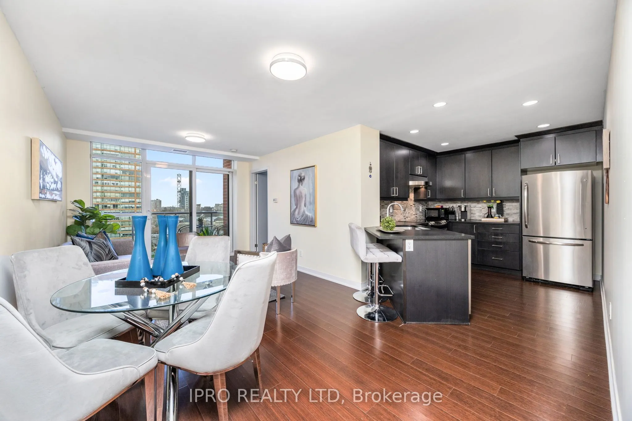 551 Maple Avenue, #814