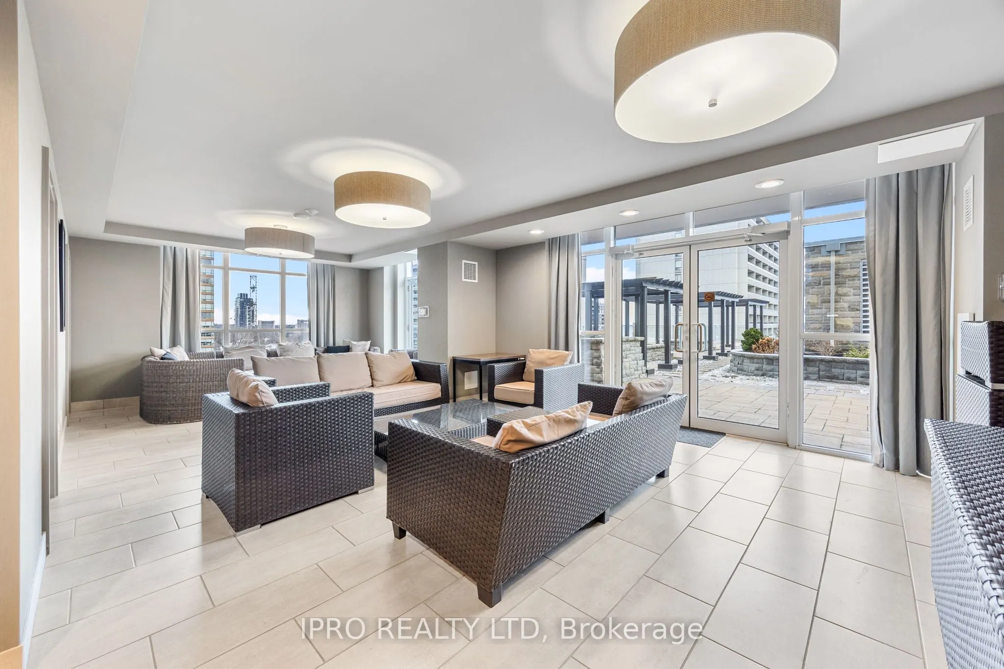 551 Maple Avenue, #814