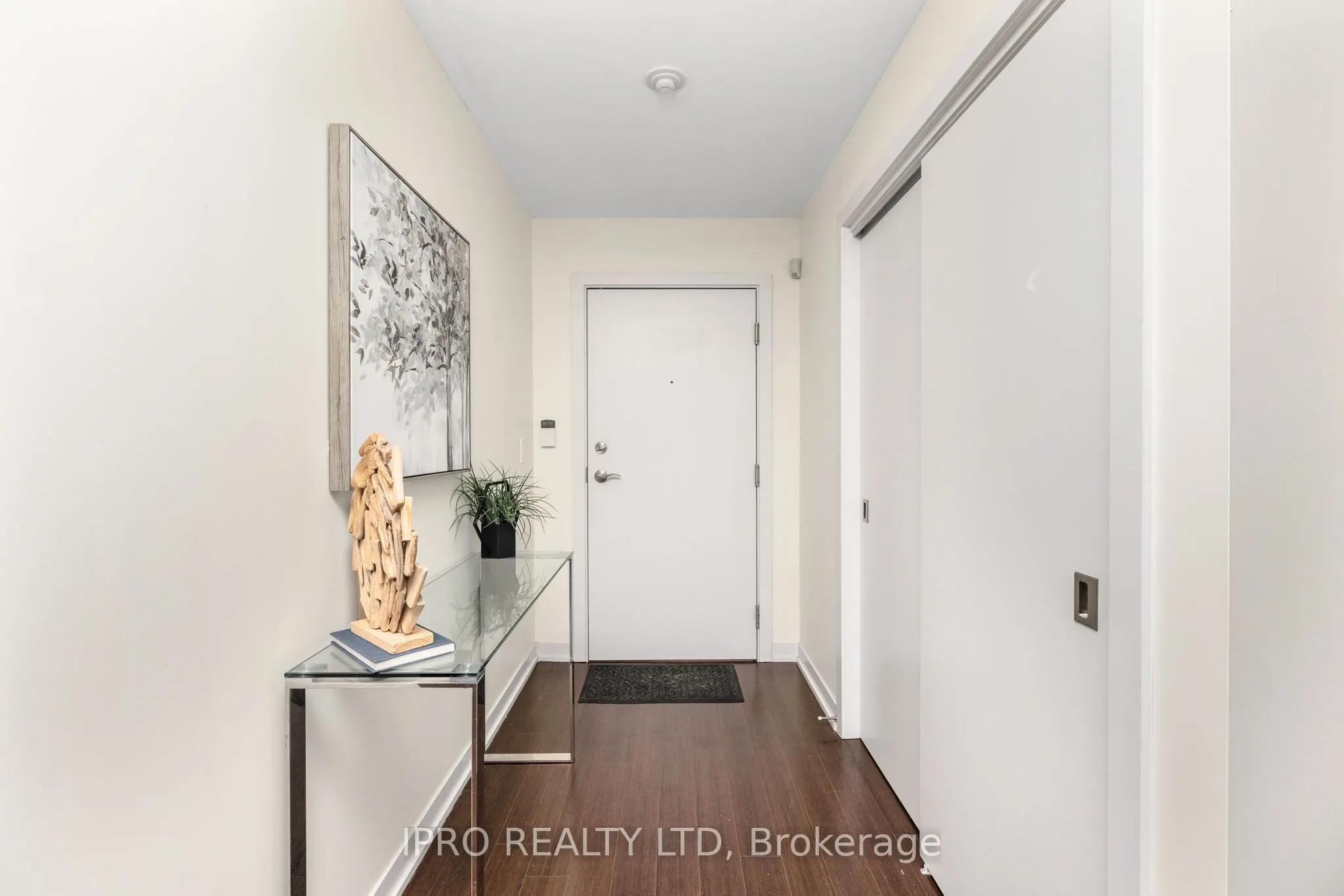 551 Maple Avenue, #814