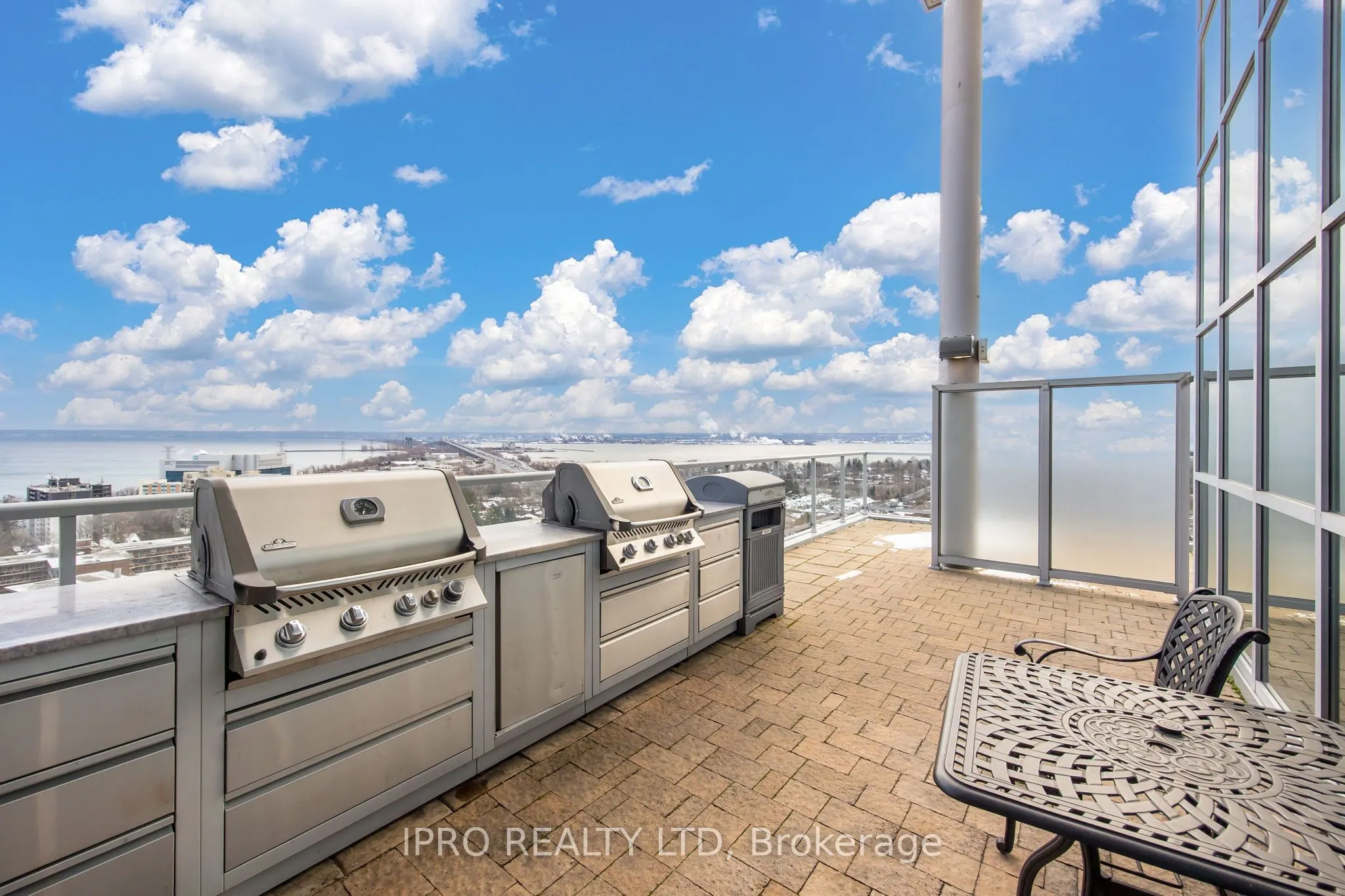 551 Maple Avenue, #814