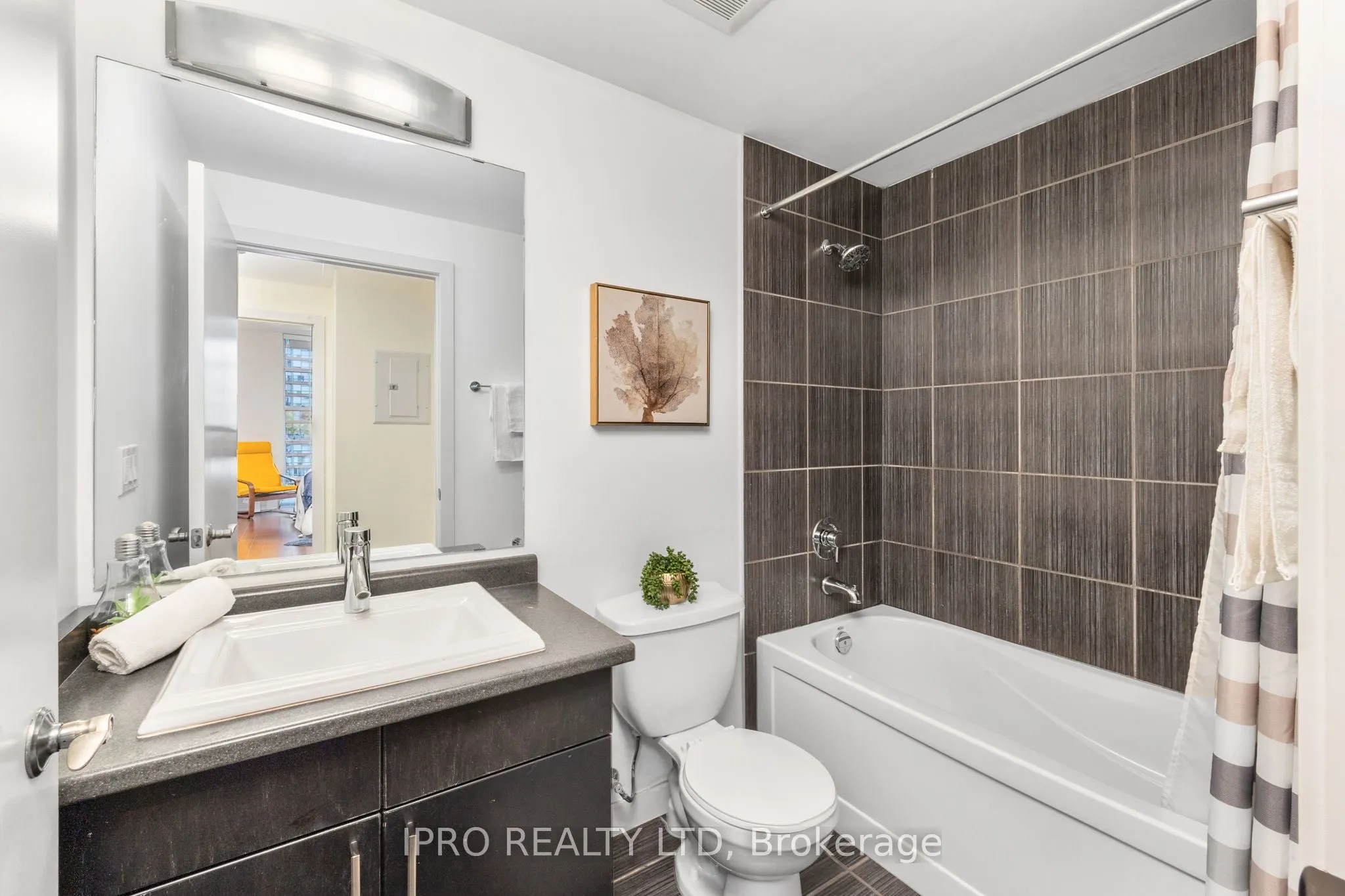 551 Maple Avenue, #814