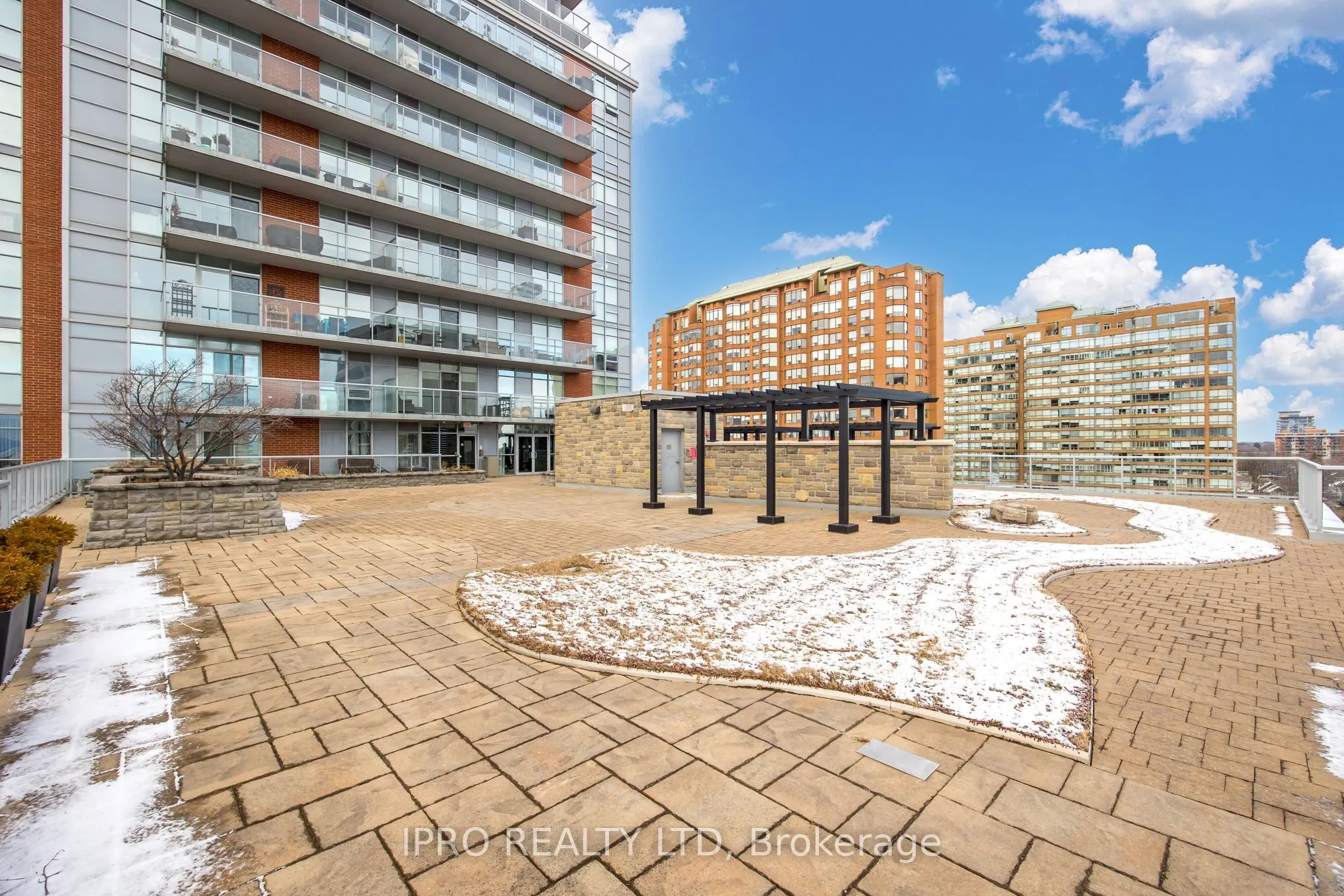 551 Maple Avenue, #814