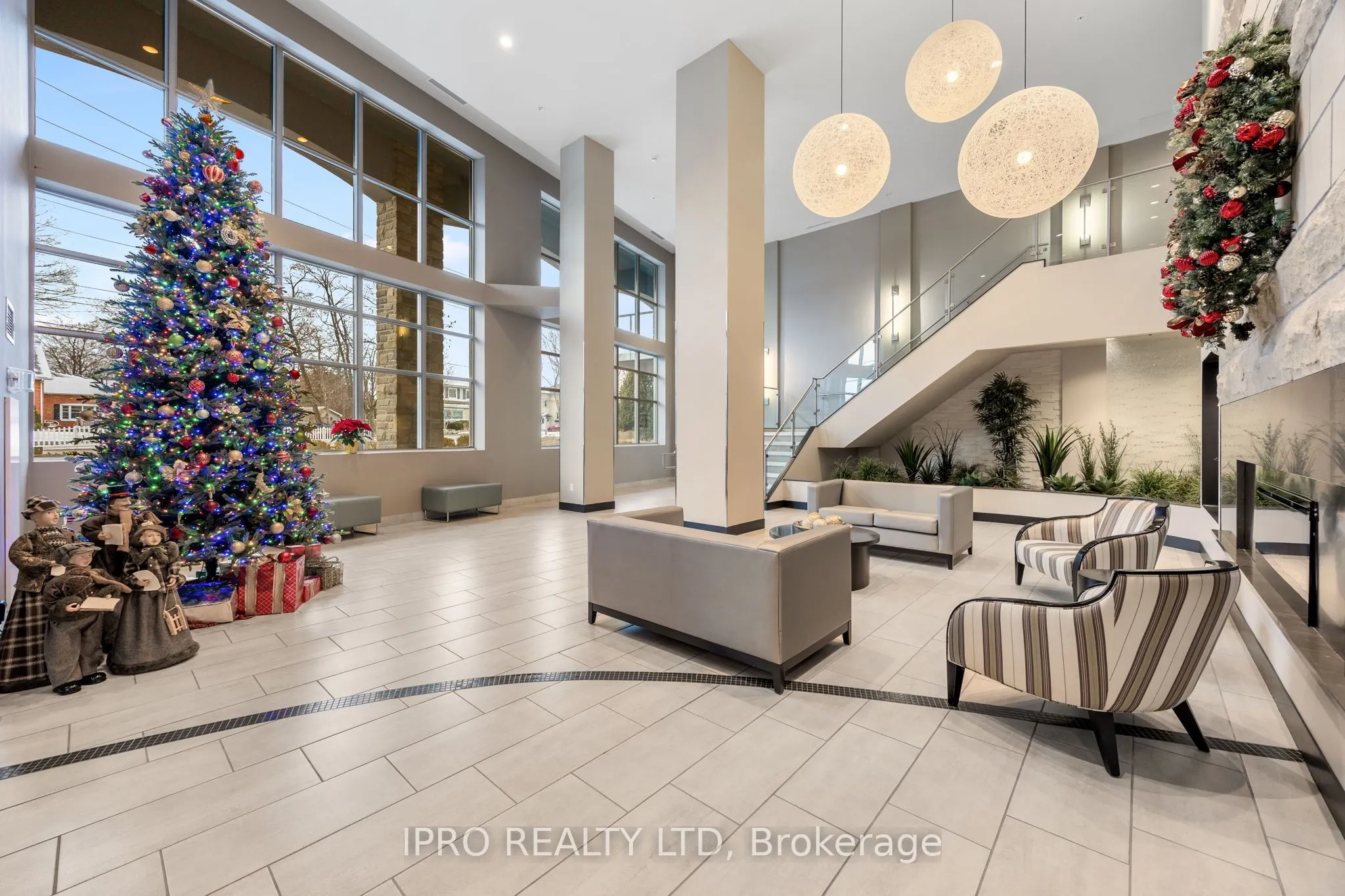 551 Maple Avenue, #814