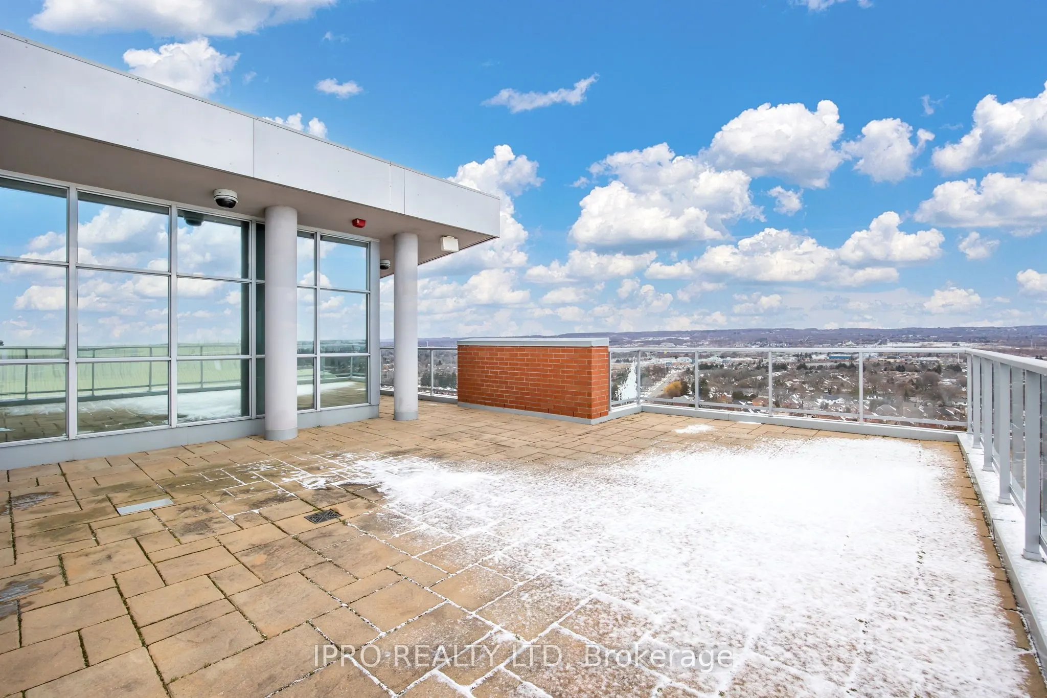 551 Maple Avenue, #814