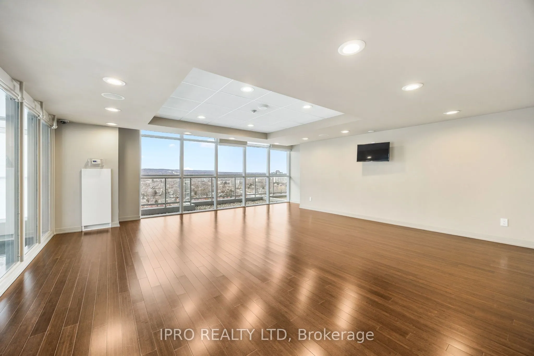 551 Maple Avenue, #814