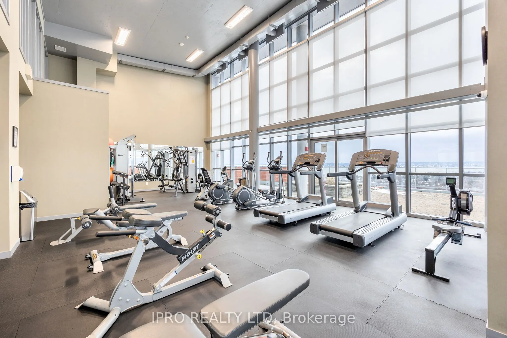 551 Maple Avenue, #814