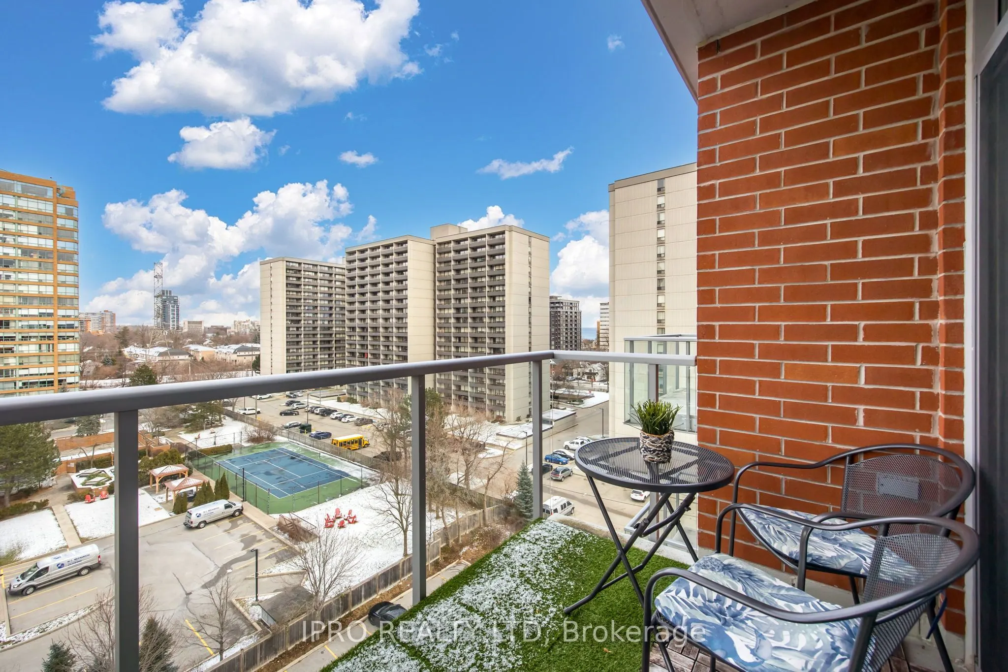 551 Maple Avenue, #814