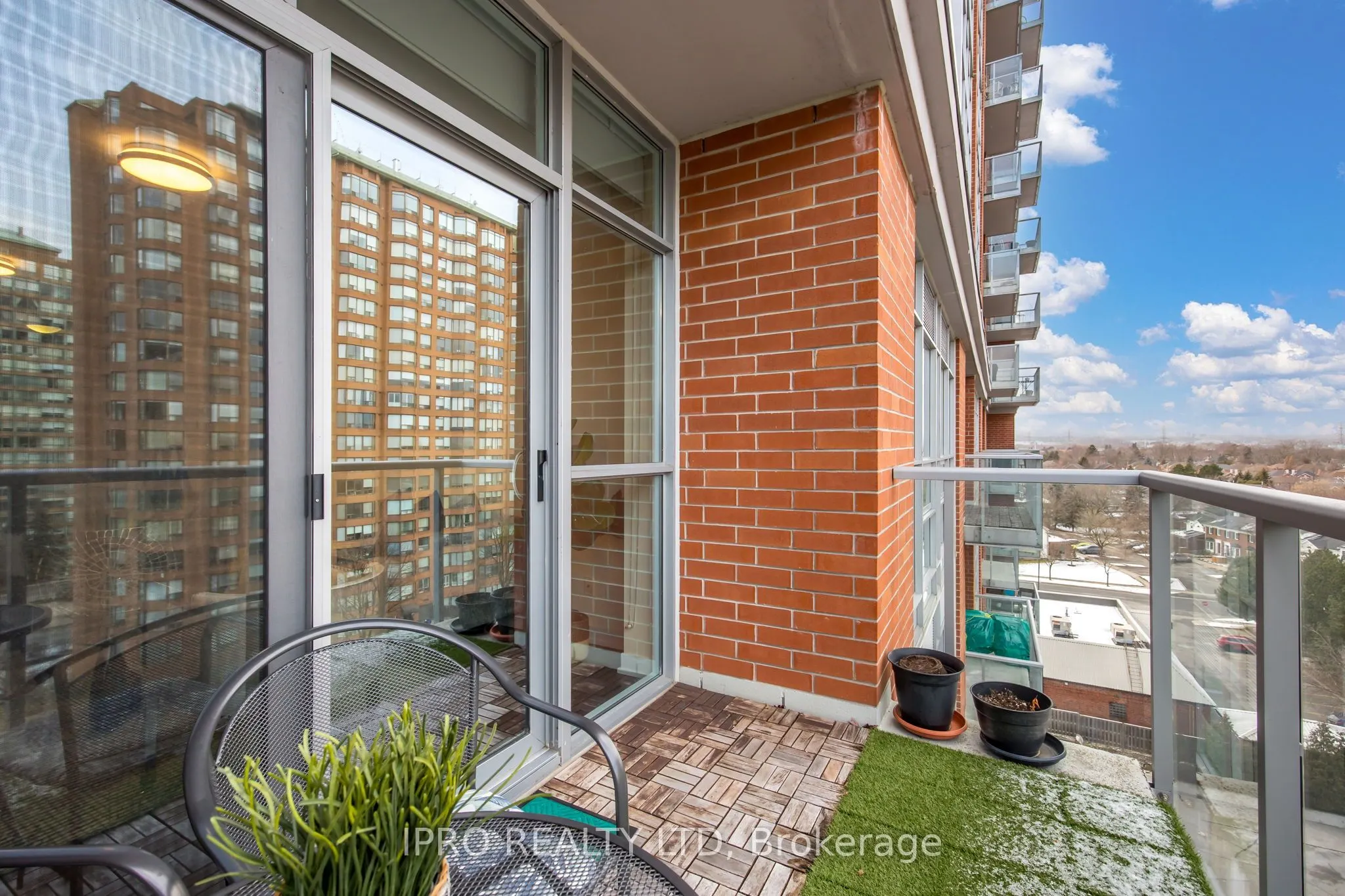 551 Maple Avenue, #814