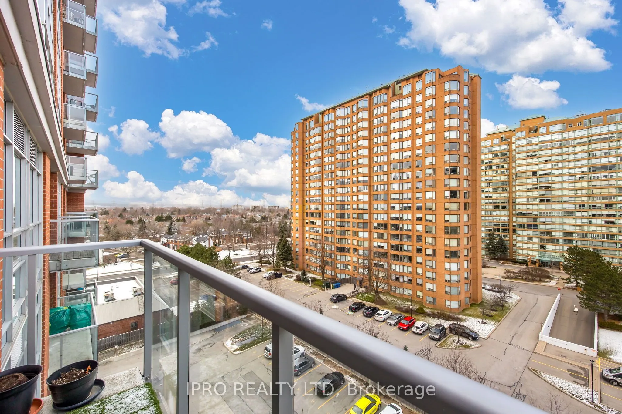 551 Maple Avenue, #814