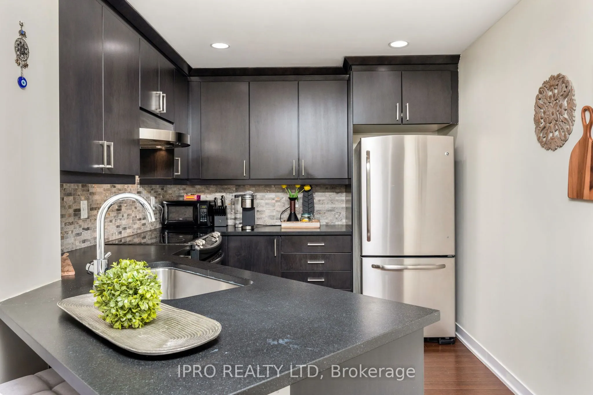551 Maple Avenue, #814