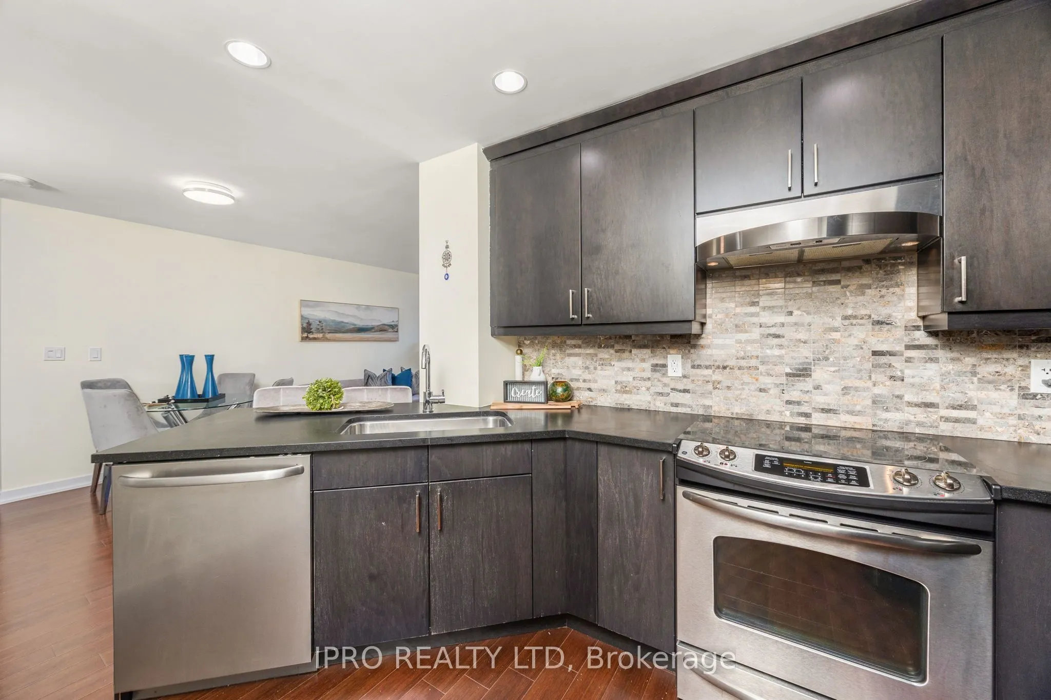 551 Maple Avenue, #814