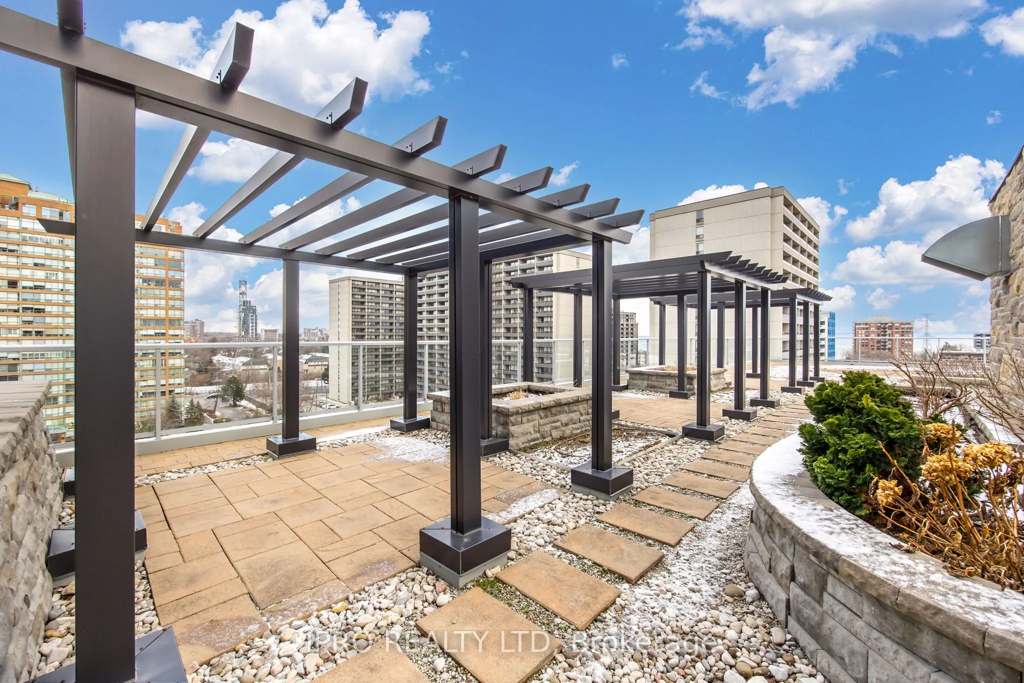 551 Maple Avenue, #814