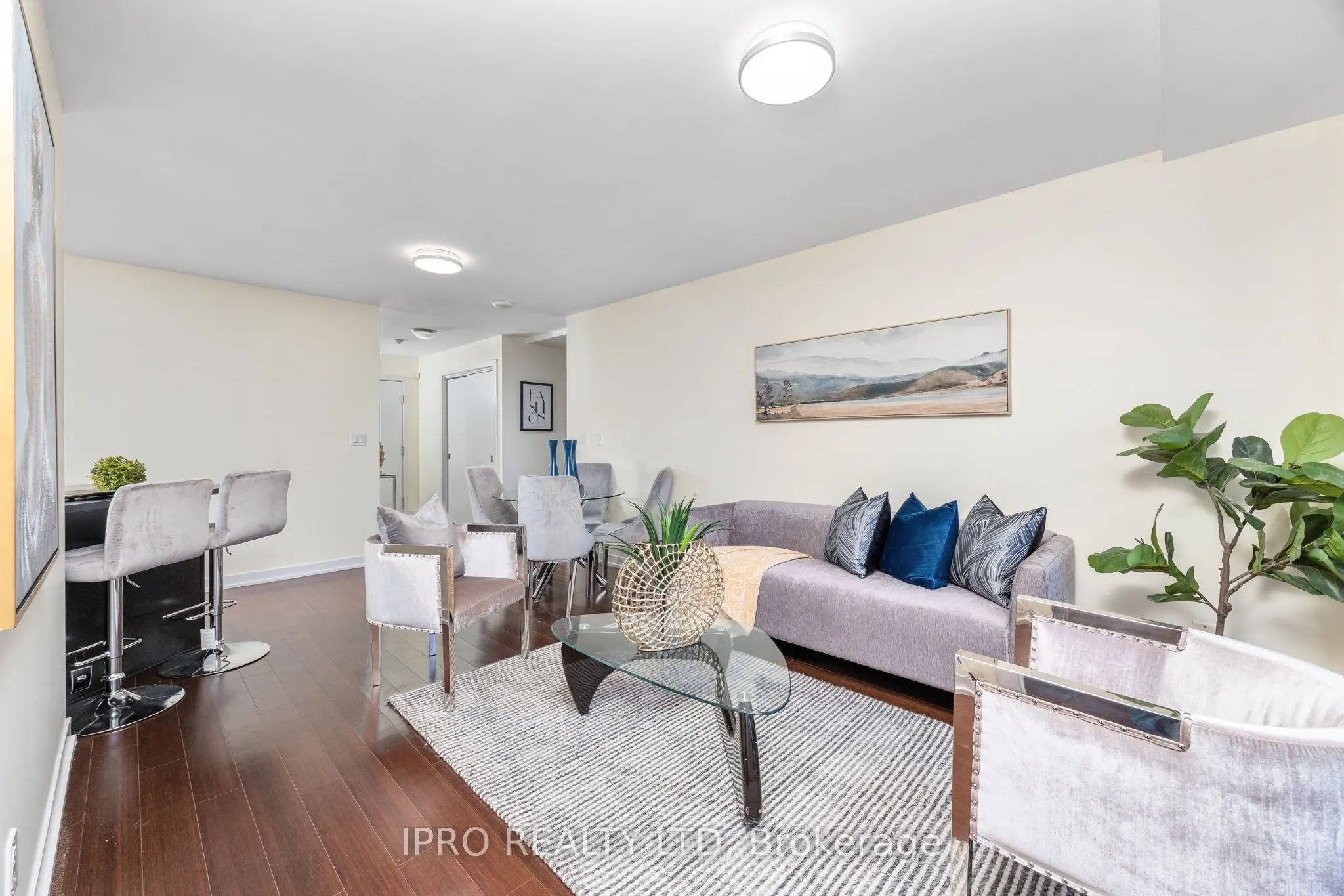 551 Maple Avenue, #814