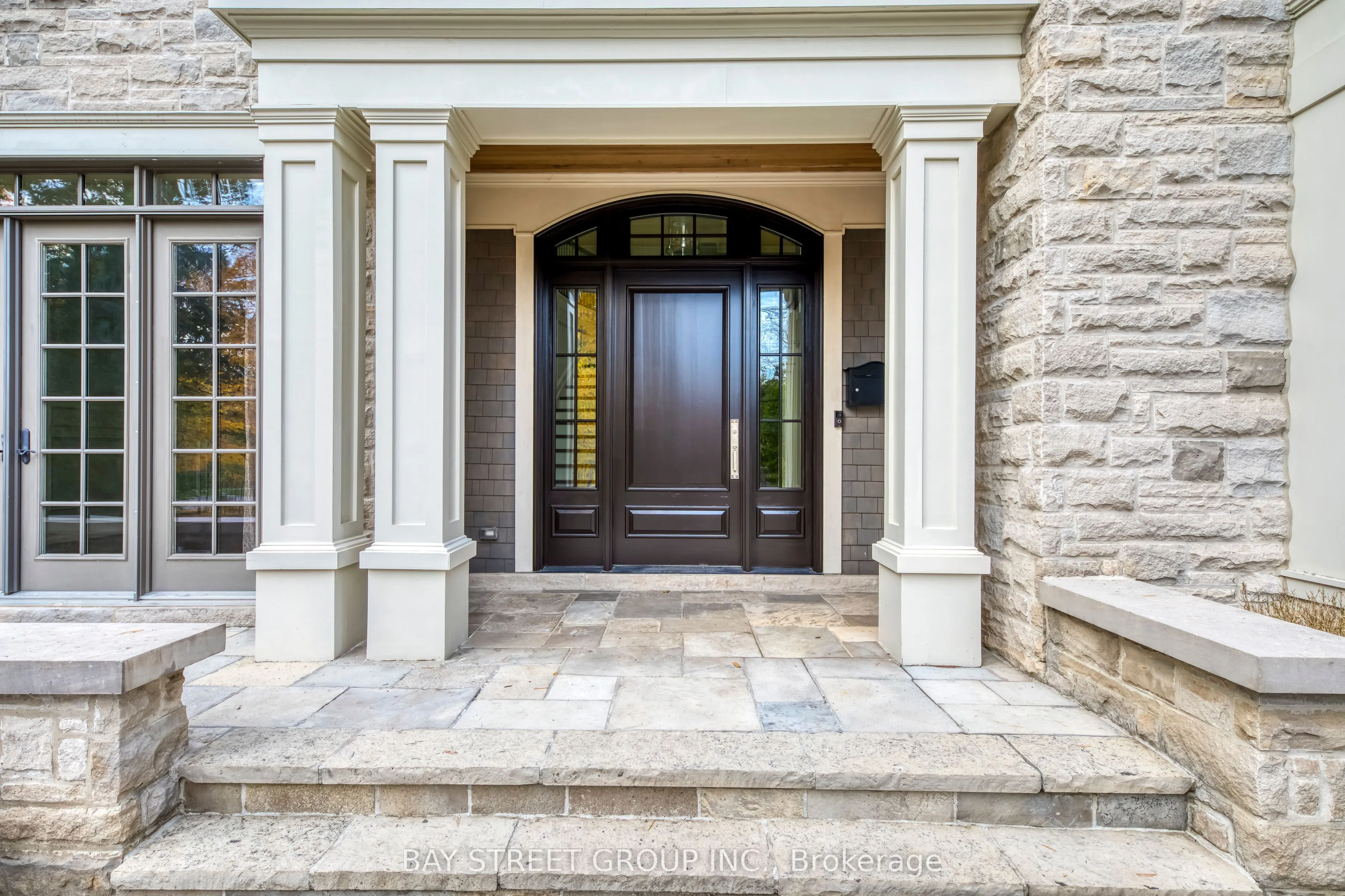 1031 Lakeshore Road W
