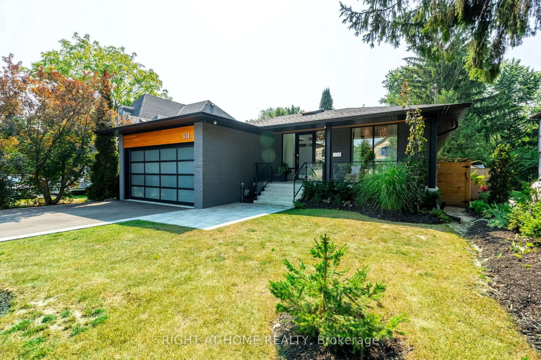 914 Hampton Crescent