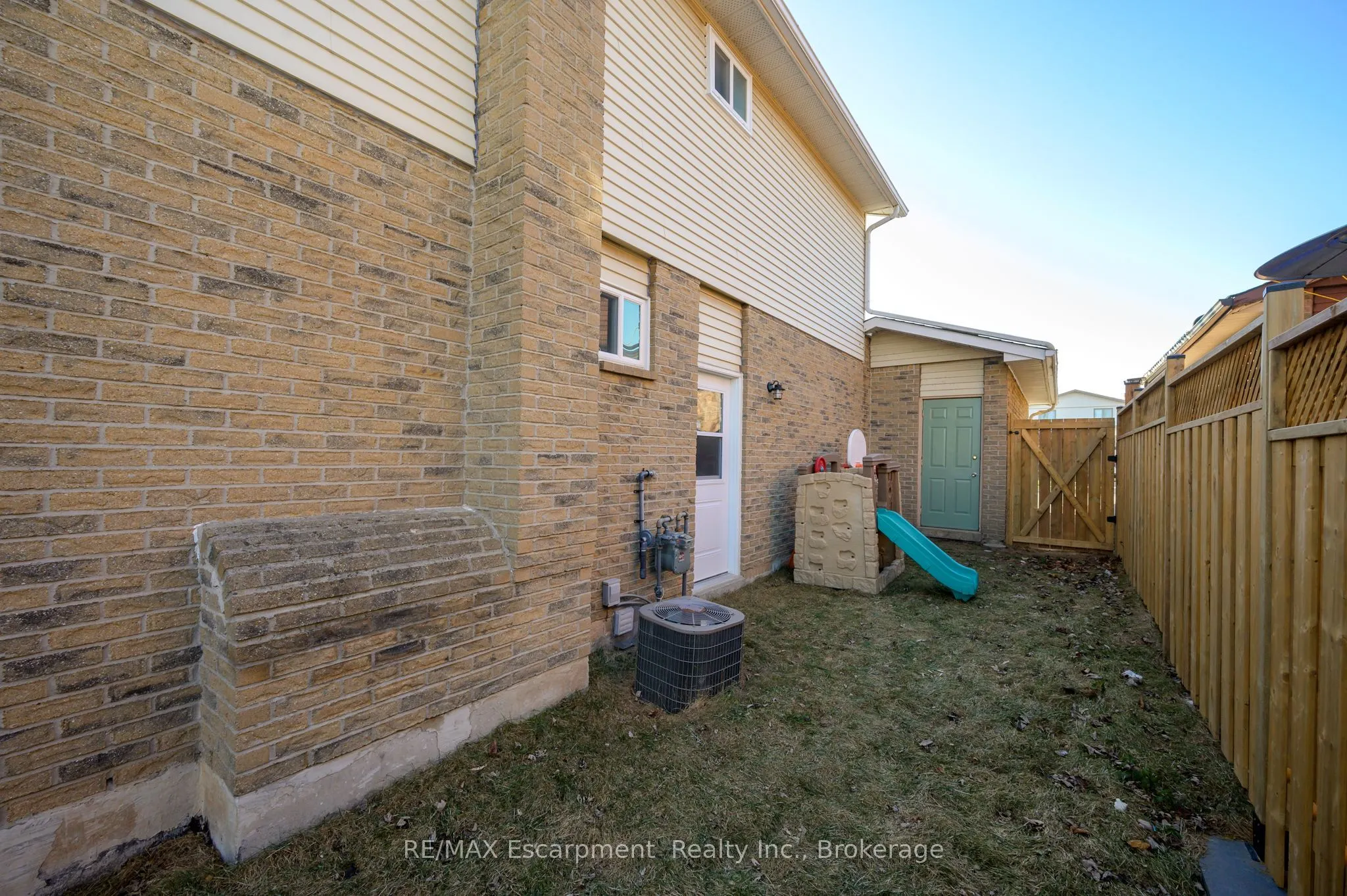 2451 Malcolm Crescent