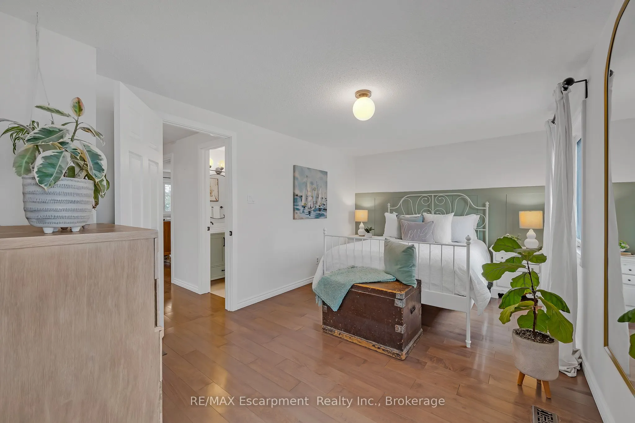 2451 Malcolm Crescent