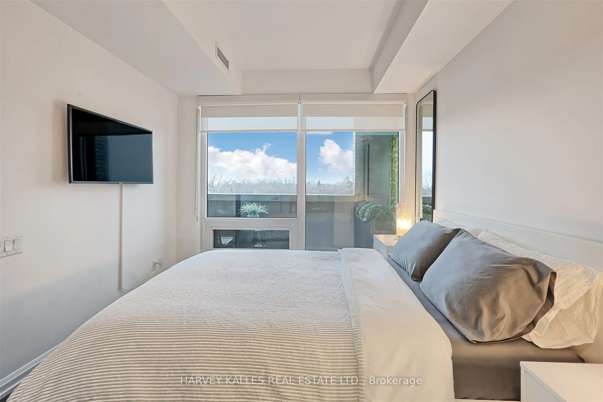 4208 Dundas Street W #412