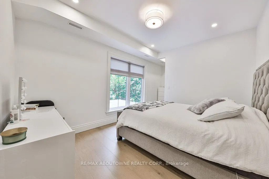 2409 Lakeshore Road