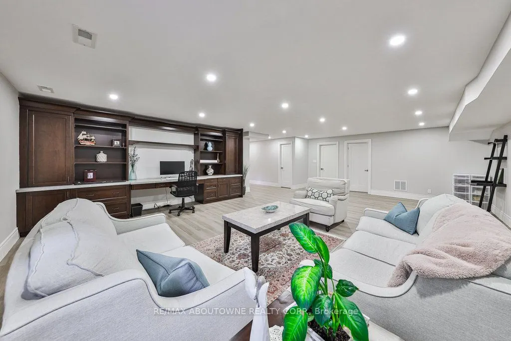 2409 Lakeshore Road
