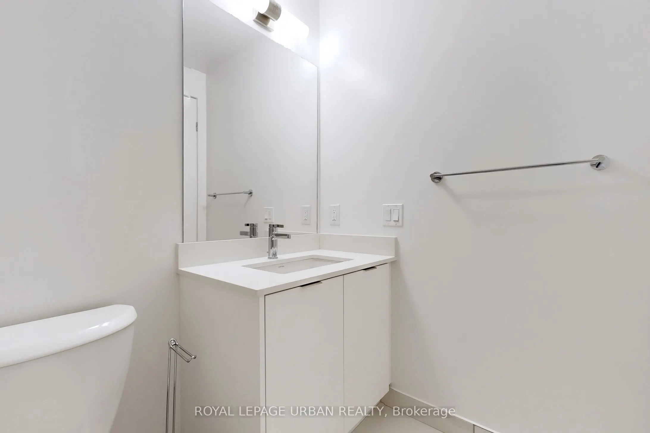 204 Burnhamthorpe Rd E #1108
