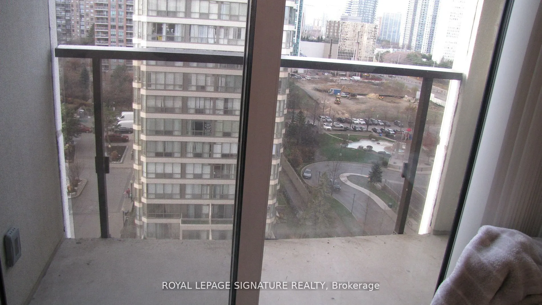 36 Elm Drive W, #1001
